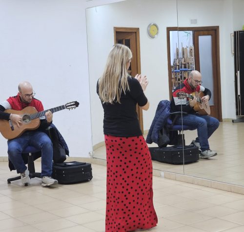 Profesor enseñando técnica de baile flamenco