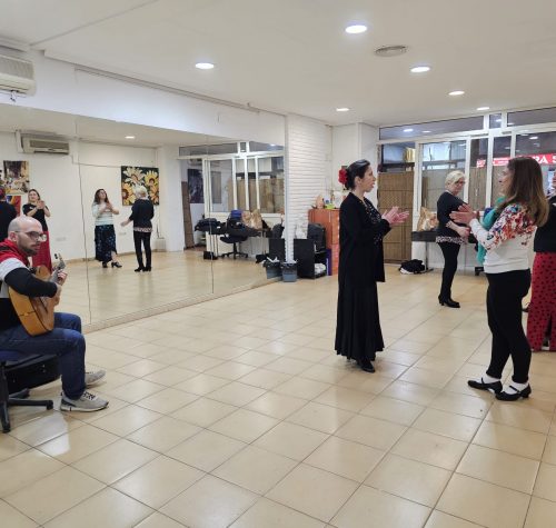 Movimiento de pies y manos en baile flamenco tradicional