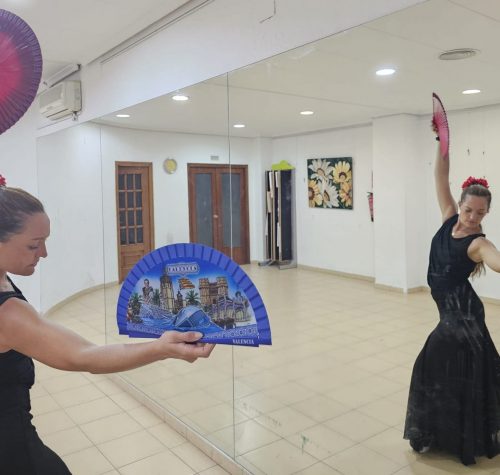 Profesora sevillanas y flamenco con abanicos. Belart formación. Galería