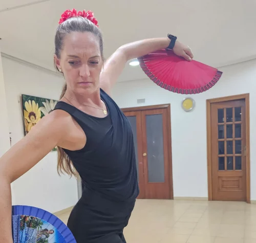 Profesora sevillanas y flamenco con abanico azul y rojo. Belart Formación