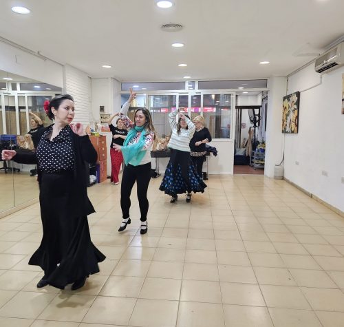 Clase de sevillanas con alumnas en formación en Belart Formación